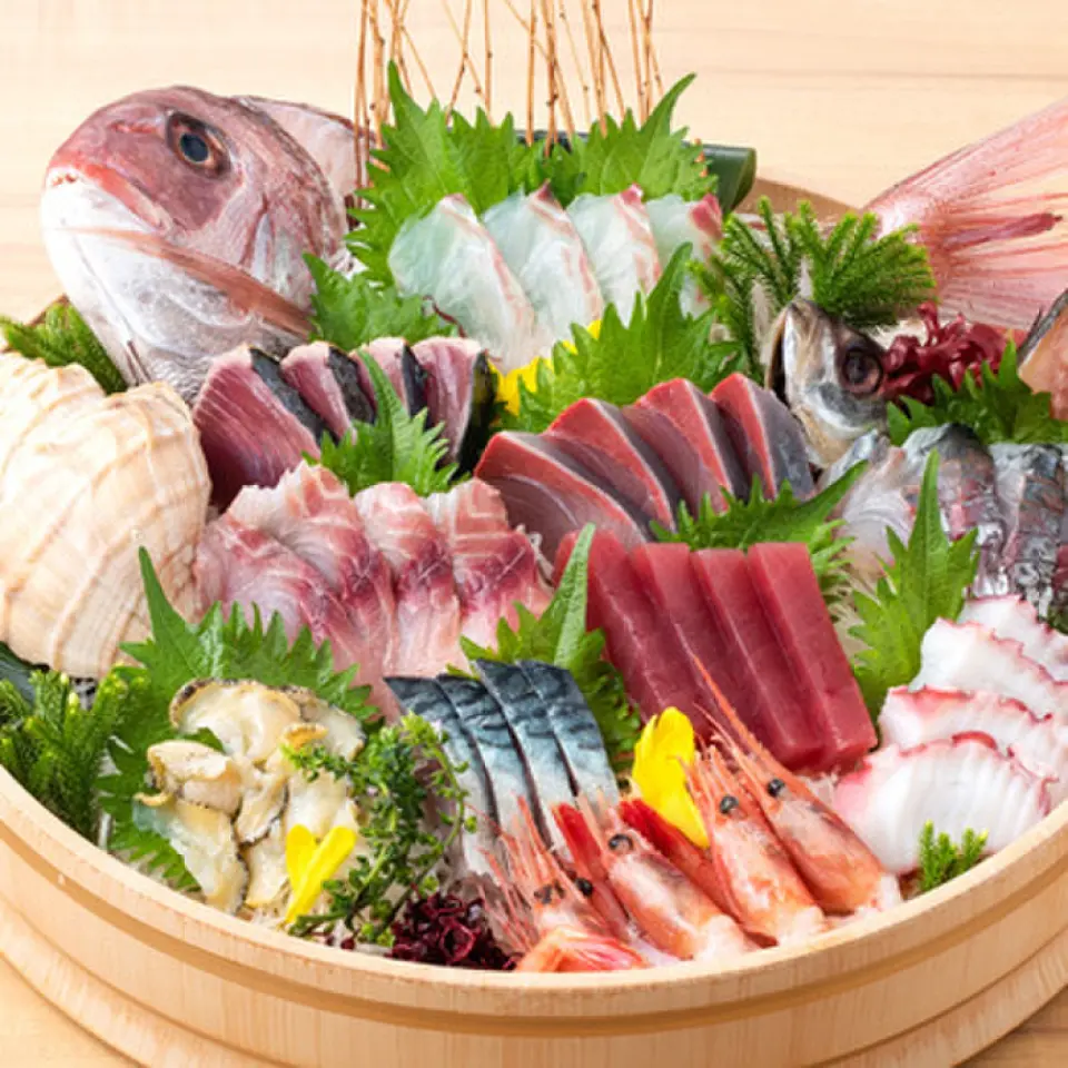 셰프의 기술과 마음, 오늘의 특별 신선한 생선. 셰프는 자신의 기술을 사용하여 일본 근처 바다를 포함한 전국의 어장에서 매일 조달한 "계절"의 야생 신선한 생선을 준비합니다. 도요스 시장에서는 그룹 도매상 "요네카와 수산"이 매일 현지 해산물을 선별합니다. 1인당 1,800엔인 도매상 협회 플래터(10-12품종), 1인당 1,500엔인 빅 캐치 플래터(8품종), 1인당 1,200엔인 오키 플래터(5품종)를 미리 예약하면 동반자가 반드시 놀랄 것입니다.