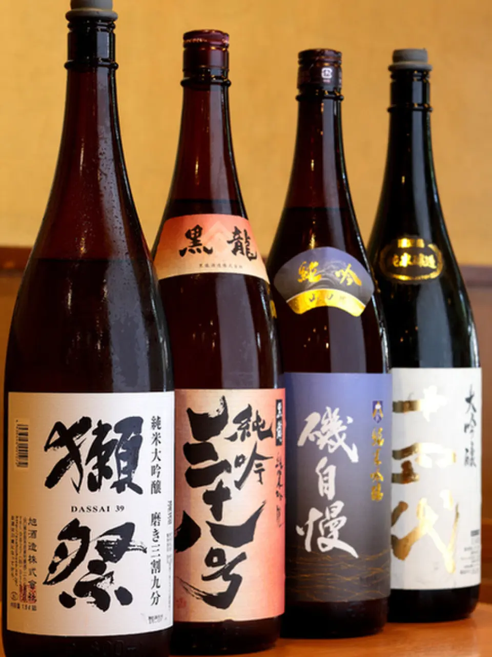 套餐有「小雞套餐」、「燕子套餐」、「鳥火鍋套餐」三種，還可追加90分鐘無限暢飲。我們還提供多種酒精飲料，包括高級燒酒“Maou”和日本清酒“Juyondai”和“Dassai”。