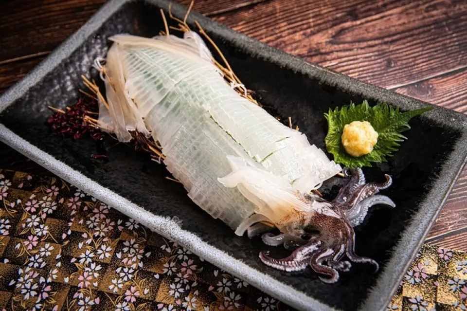 The shop offers a variety of proud dishes, including live squid. "Homemade overnight dried Atka mackerel" is made by cutting up raw Atka mackerel, and Hakodate is not only famous for its seafood, but also for its appealing livestock and agricultural products.