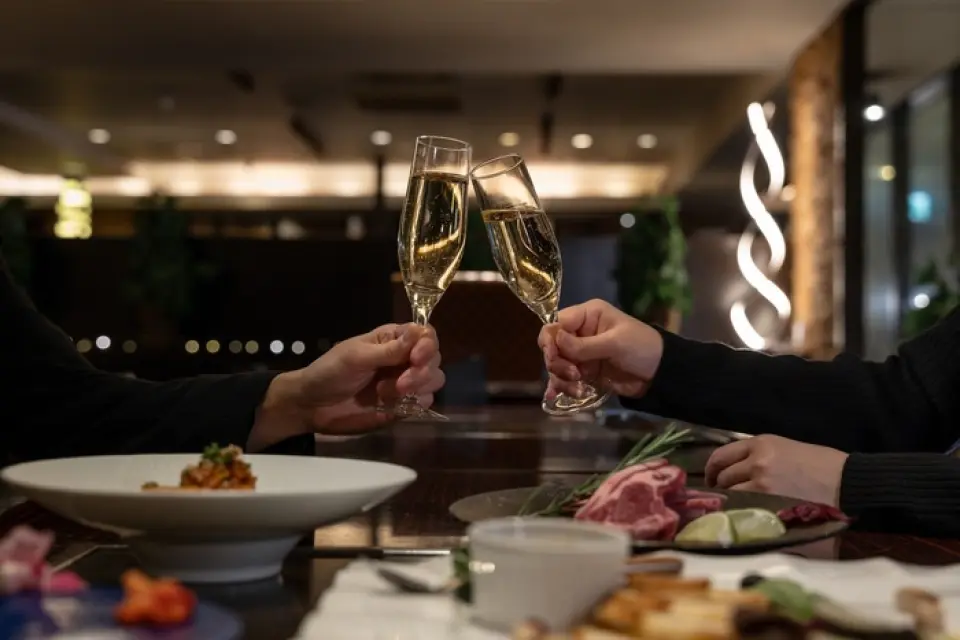 【還可以喝生啤酒】標準無限暢飲1,400日圓（含稅）。 【還可以喝精釀啤酒、氣泡酒、精選葡萄酒】高級無限暢飲2,000日圓（含稅）。我們提供多種與羊肉搭配的氣泡酒和紅酒。我們也推薦精釀啤酒、正宗的北海道燒酒和清酒。您想享受美味的食物和飲料度過愉快的時光嗎？