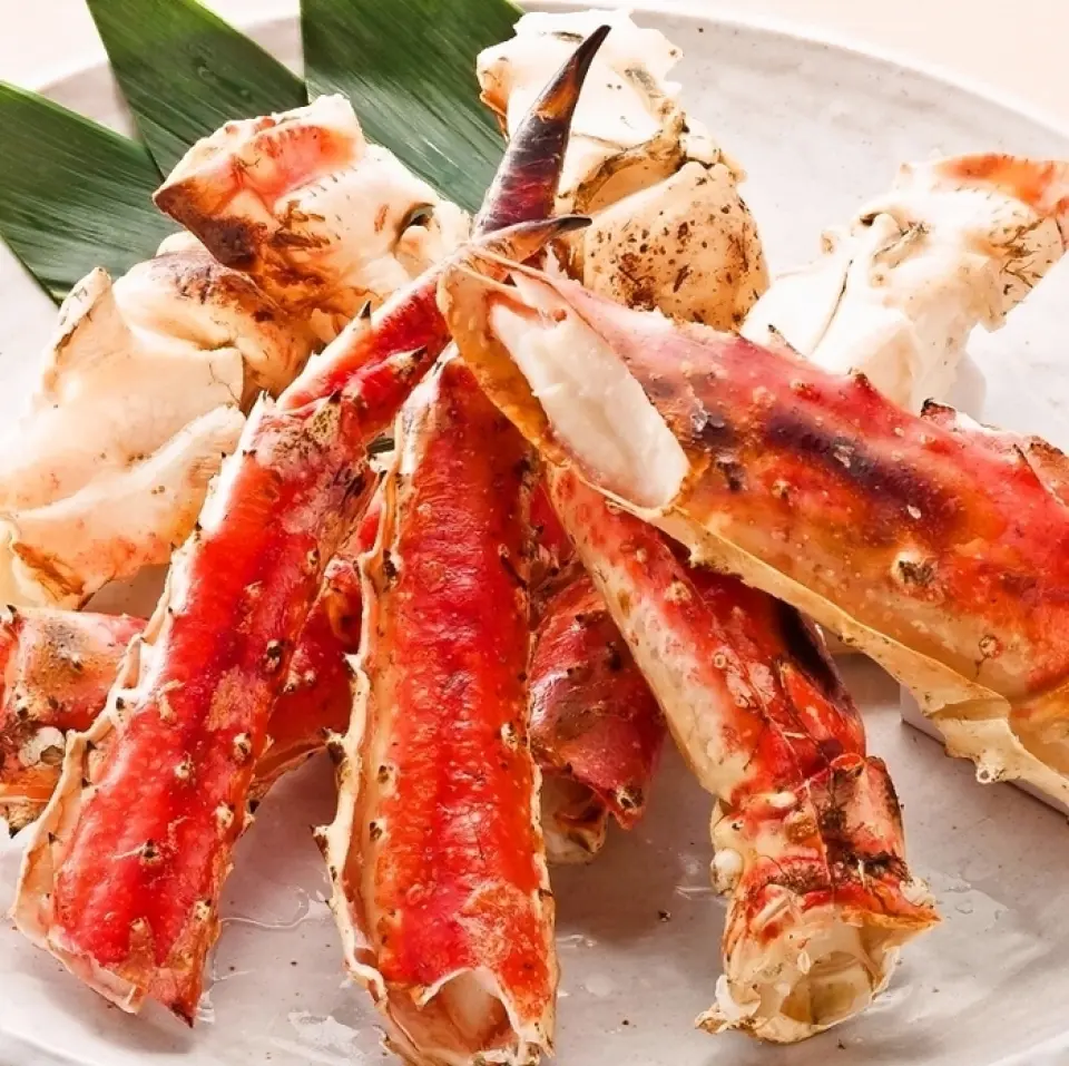 帝王蟹，蟹中之王。享受豐富的味道。另提供奶油烤北海道扇貝、北海道奶油乳酪天婦羅等北海道特有的菜餚。