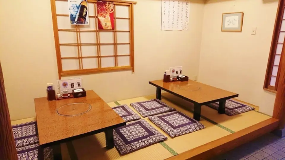 Although it faces Takasago Street, it has a spacious space that does not feel noisy. When you enter the store, the first thing that catches your eye is an impressive showcase lined with the day's toppings. The counter seats are truly special seats, allowing you to enjoy up close the magnificent techniques of the chefs as they carefully prepare the sushi! Of course, you can casually nibble at the counter, but it is also nice to enjoy a leisurely meal in a tatami room. Why not stretch your legs and enjoy some excellent sushi at a great value today?