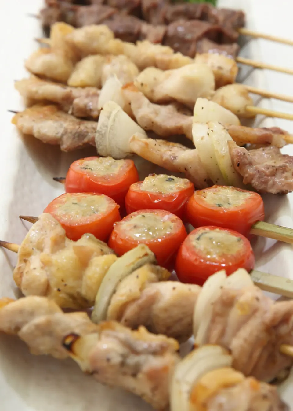 Bạn có thể thưởng thức nhiều món ăn độc đáo của cửa hàng đặc sản yakitori, tập trung vào muối. Chúng tôi cũng cung cấp xiên que sử dụng thương hiệu địa phương ``Thịt bò Kobu Kuro.''