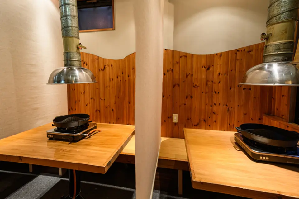 You can stretch your legs out and feel comfortable! We have prepared a comfortable sunken kotatsu seating area with a warm wooden feel. All seats are equipped with smoke exhaust systems, and ventilation is perfect for odor control and infection control!