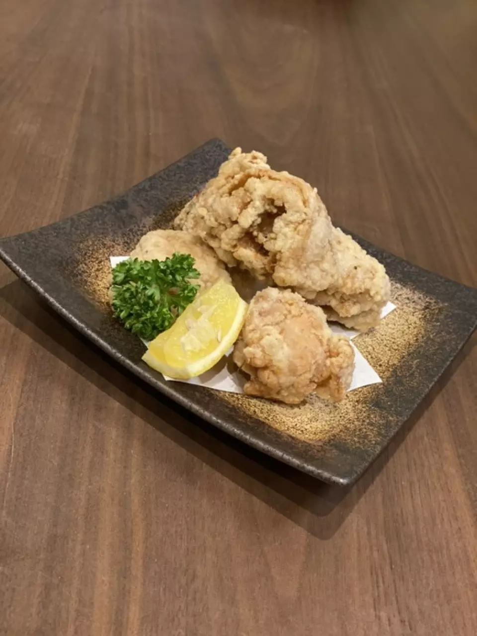 We use Sakurahime chicken and marinate it in our secret sauce to create our signature [Salted Fried Sakurahime Chicken], [Raw Lamb Genghis Khan] topped with our original sauce, and [Seared Hokkaido Beef Fillet]. We are particular about the origin and flavor of the chicken and beef raised in the fertile land of Hokkaido, and the odorless lamb!