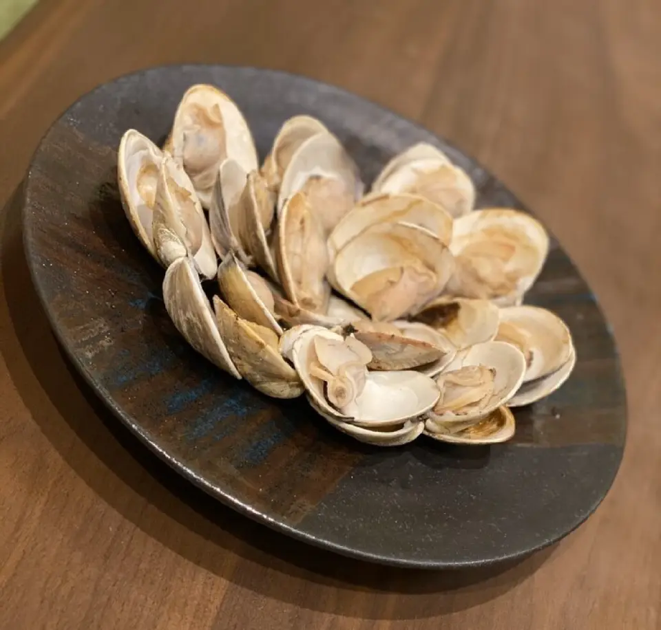 We have plump and flavorful clams, live whelks, oysters, scallops, and a wide variety of fish sashimi, as well as nigiri sushi carefully prepared by our chefs, all sourced from Kuwana City, Mie Prefecture. We have many seafood dishes that can only be enjoyed at our restaurant! Please also try our seafood slowly grilled over binchotan charcoal and the flavorful broth!