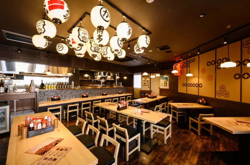 สามารถเดินไปยังสถานีโฮซุย ซูซูกิโนะ/สถานีซูซูกิโนะได้ ``ร้าน Hakata Kawaya Susukino'' สามารถเข้าถึงได้ง่าย เรามีที่นั่งว่างทั้งหมด 56 ที่นั่งภายในห้องโดยสารที่สะดวกสบายและมีชีวิตชีวา! คนจำนวนมากสามารถใช้ได้ ดังนั้นจึงสามารถใช้ได้ในหลากหลายสถานการณ์ ตั้งแต่เครื่องดื่มหลังเลิกงานไปจนถึงมื้ออาหารกับเพื่อนและครอบครัว และงานเลี้ยงของบริษัท เช่น งานเลี้ยงส่งท้ายปีและงานเลี้ยงปีใหม่เรา มีคอร์สที่เหมาะสำหรับงานเลี้ยงด้วย ดังนั้น มาพูดคุยดีๆ กับ ``คาวายากิ'' อันโด่งดังและเครื่องดื่มแอลกอฮอล์ที่คุณชื่นชอบกันเถอะ!