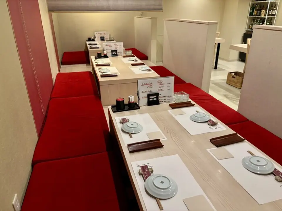 本店以木质为主题，空间宽敞，充满轻松的日式氛围。吧台座位可以近距离欣赏厨师们的手艺，温暖的色彩让人心灵舒畅。酒店还设有半私人房间，是娱乐或度过特殊时光的理想场所。宽敞的下沉式被炉最多可容纳 14 人，您可在其中放松身心。这里也允许吸烟，适合各种场合。我们还可以满足您对餐饮和宴会计划的要求，因此请随时与我们联系。