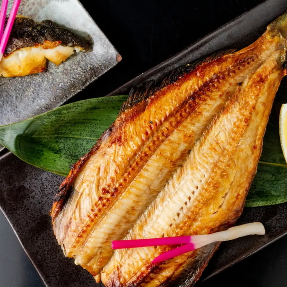 這道菜採用新鮮的魚製成，經過精心烤製，非常適合下酒。