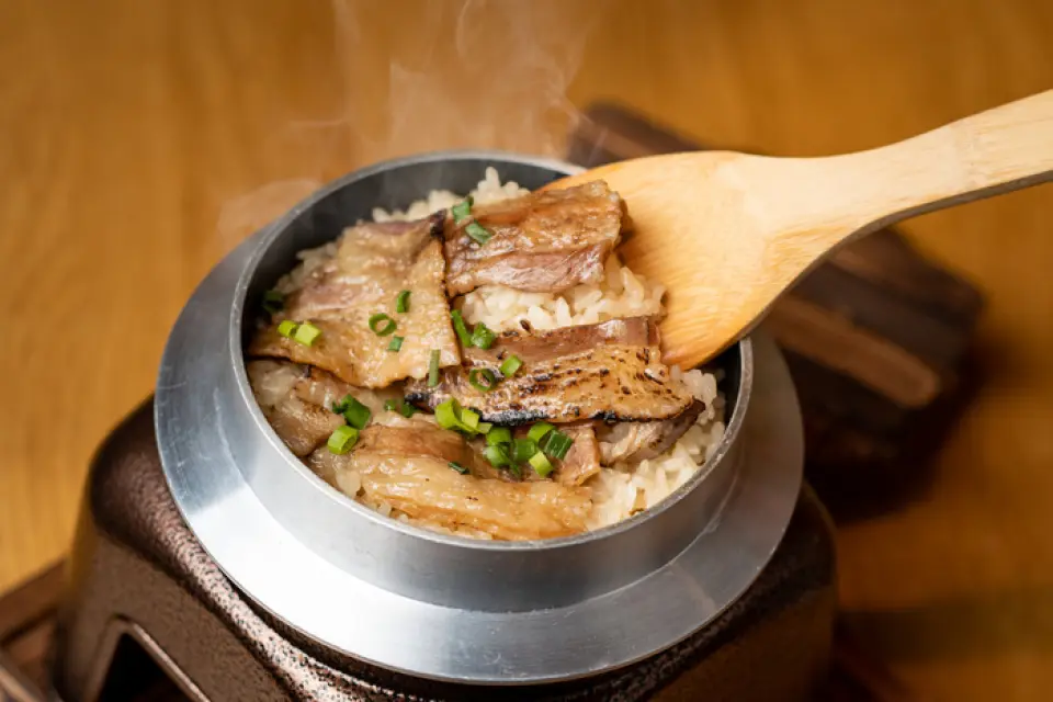 When you visit, we recommend ordering our specialty [Kamameshi]. It is a masterpiece made with the utmost care, using plenty of seasonal ingredients and carefully preparing the rice from soaking in water. The sight of the steam gradually rising from the pot and the overflowing water will whet your appetite even more! The ingredients change depending on the season, but we always have about 10 different types available. It takes about an hour after you place your order, so some of our regular customers order [Kamameshi] before they even order a drink♪