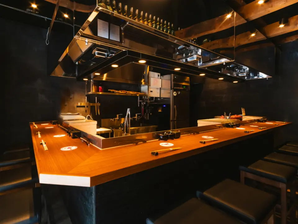 The restaurant has a Japanese feel and a hideaway atmosphere, and while it may look high-class at first glance, it actually has a homey feel to it. It's the perfect place for a date, sightseeing, or even just lunch.