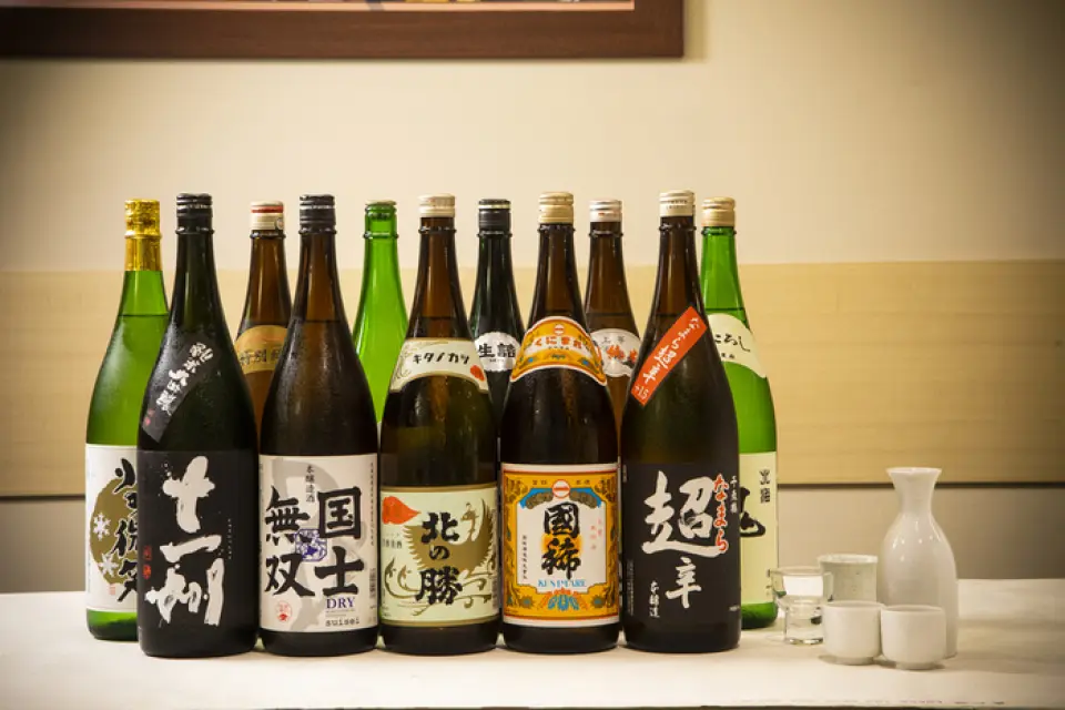 我们提供各种北海道酒精饮料，包括国切和福司等日本酒、赤鹿和高鹰丹等烧酒以及格兰德波莱尔等葡萄酒。菜单上还准备了丰富多样的适合与酒类搭配的下酒菜，请与餐点一同享用。