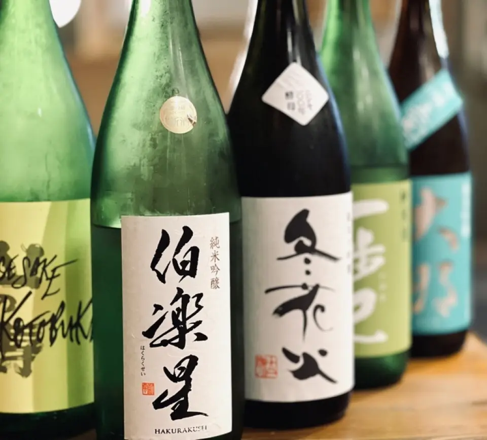 備有約10種與菜餚相配的嚴選日本酒。內容會不時改變。