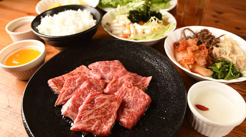 包括沙拉、甜点和酒吧！平日954日元（不含税）、周末及节假日1,136日元（不含税）起，可以以实惠的价格享用烤肉。对于那些想享用大量肉类的人，我们推荐无限量的选择。