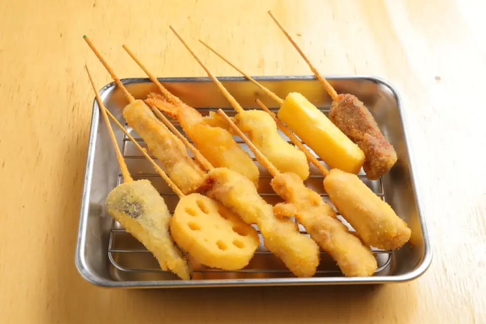 Enjoy our piping hot original kushikatsu, with beef, pork, chicken thighs, seseri, tontoro, and even meatballs! We also offer whiting, salmon, bacon, and seasonal vegetables. We also offer the popular "Ebisu Kurofunemori" with seven pieces of fresh sashimi for just 690 yen! Our hand-rolled sushi set, which can be ordered as an additional item, is also very popular. Share with your family or friends and enjoy the party atmosphere. Furthermore, the "Osaka specialty Tonpeiyaki" is perfect for eating your fill!