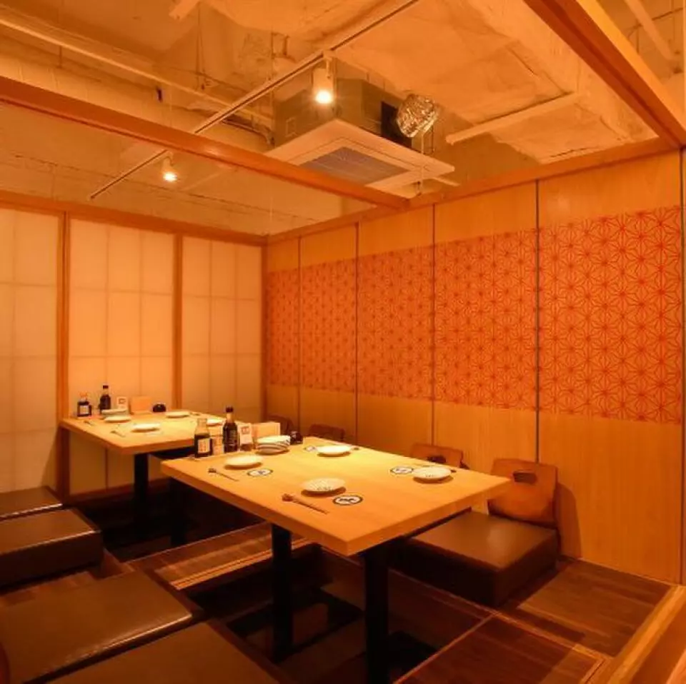 Our restaurant has completely private rooms for 2 or more people. Private rooms can accommodate up to 14 people, and private parties can accommodate up to 24 people. You can enjoy welcome parties, farewell parties, and other events in a relaxed atmosphere with a wood-based theme. Our courses, which change every month, include 9 dishes and 120 minutes of all-you-can-drink, and start from 4,500 yen. They change every month, so be sure to check. Also, for those who want to drink a lot, we offer a single all-you-can-drink plan for 2,068 yen, including draft beer. You can also use our restaurant as a second stop.