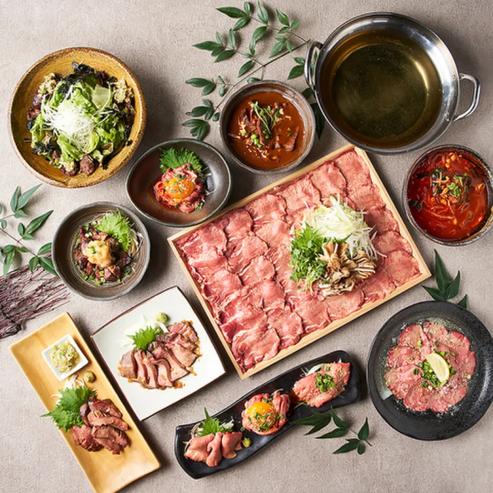 This course allows you to enjoy our proud carefully selected beef tongue in a tongue shabu-shabu style! The tongue is quickly dipped in the chef's special soup stock for 3 seconds, and the crisp, tender texture goes perfectly with the soup stock! Once you try it, you won't be able to eat any other tongue shabu-shabu!