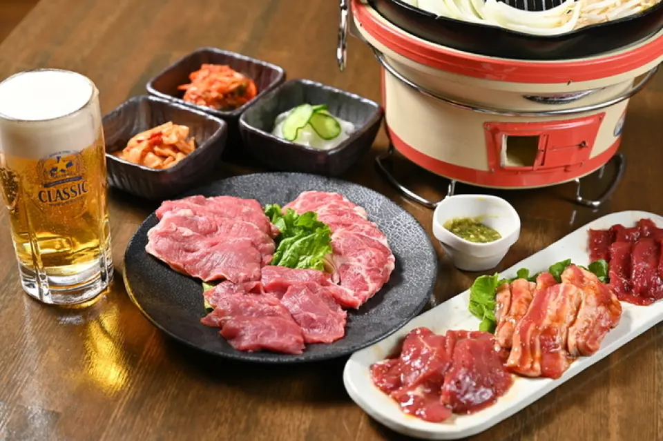 各界名人常去的餐廳「成吉思汗」終於登陸小釜！這家餐廳曾經作為超級著名喜劇演員的最愛出現在熱門電視節目中，店內的招牌保證其美味無比。許多顧客來我們店裡尋找來自稀有古老冰島羊肉品種的羊肉，據說這種羊肉僅佔世界羊肉數量的 1％！清新無異味。請務必來小釜品嚐可與高級品牌牛肉媲美的成吉思汗美味！