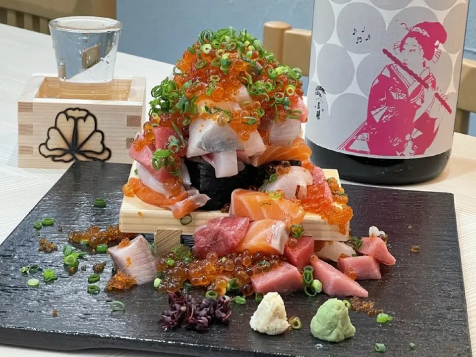 本店的招牌菜「井倉之小淚流壽司」是訂單率高達80%以上的人氣菜單！這是使用鮪魚、鰤魚、鮭魚、鯛魚等3～4種新鮮海鮮製成的絕妙菜餚。吃之前看到大量的鮭魚子像雪崩一樣落下，非常適合拍照！光是食材的重量就超過了200克，請盡情享受並與您的朋友分享。
