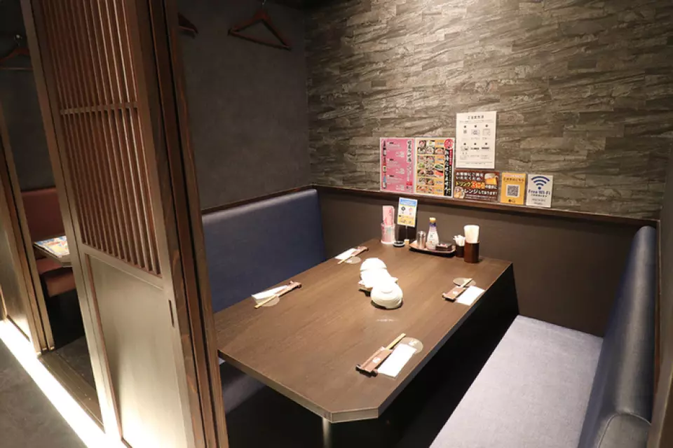 店内气氛沉稳，充满日式风情，设有可容纳2人至团体入住的大小包间。不用担心周围的人，可以享受用餐和交谈的私人空间，可用于各种场合，从重要的晚宴、约会、女孩之夜，到公司欢送会、同学聚会等大型宴会，您可以将它用于任何场景。请在这个可以休息的高品质空间中度过一段轻松的时光。