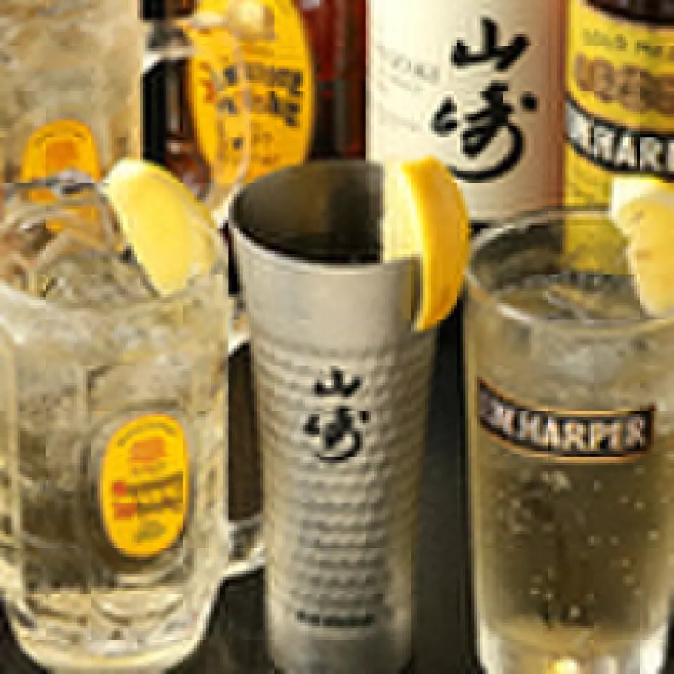 饮料种类丰富，有适合生鱼片搭配的标准生啤酒、高杯酒、酸酒、烧酒、日本酒，还有适合肉类菜肴的葡萄酒！另外，备有深受女性欢迎的鸡尾酒，梅酒、果酒、软饮料、无酒精鸡尾酒等，即使是不喜欢喝酒的人也能轻松享用♪此外，还有丰盛的自助餐。 -超过80种的饮料菜单。◎选择您最喜欢的饮料来搭配您的膳食和当天的心情。