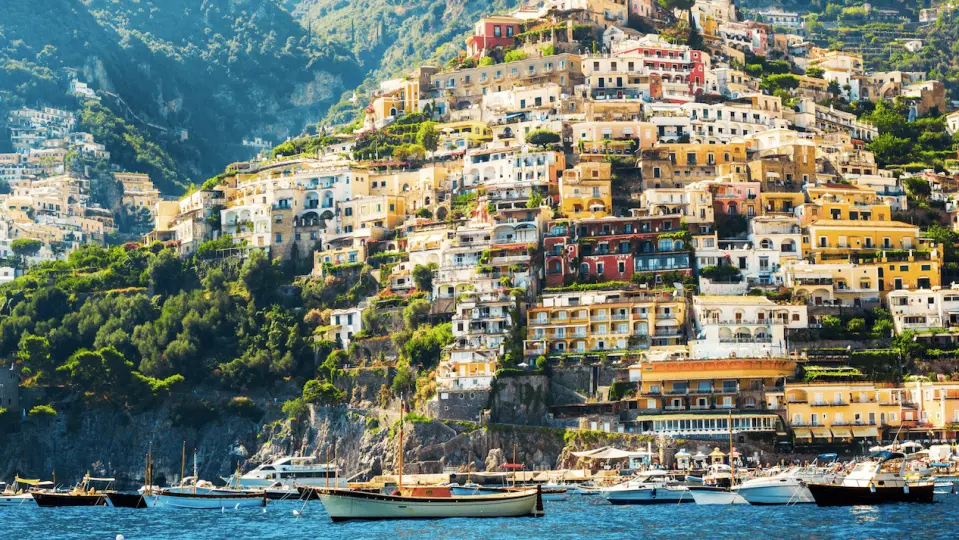 高低錯落、色彩斑斕的房屋依山而建，在藍天碧海中形成了繽紛的世外桃源