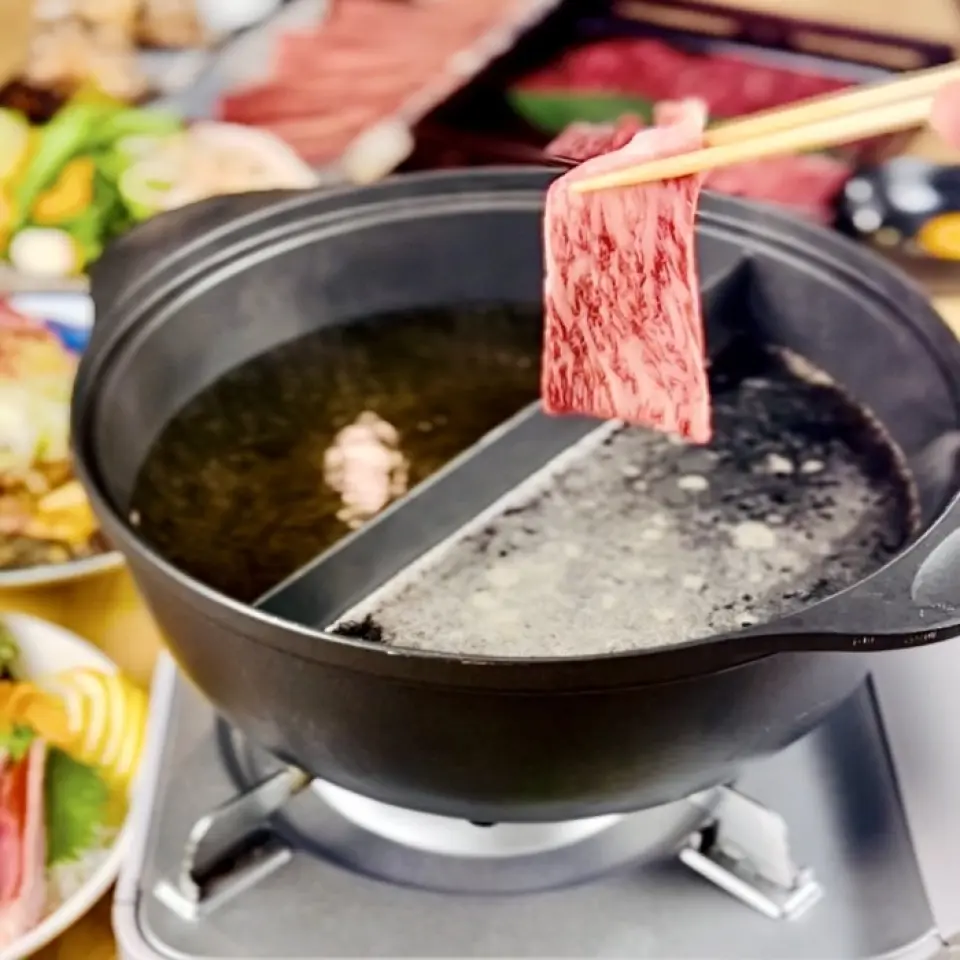 這是可以享用黑毛和牛、牛舌涮涮鍋、黑毛和牛生魚片、烤牛肉的黑毛和牛套餐。涮涮鍋是一種將鰹魚高湯和壽喜燒合而為一的火鍋。