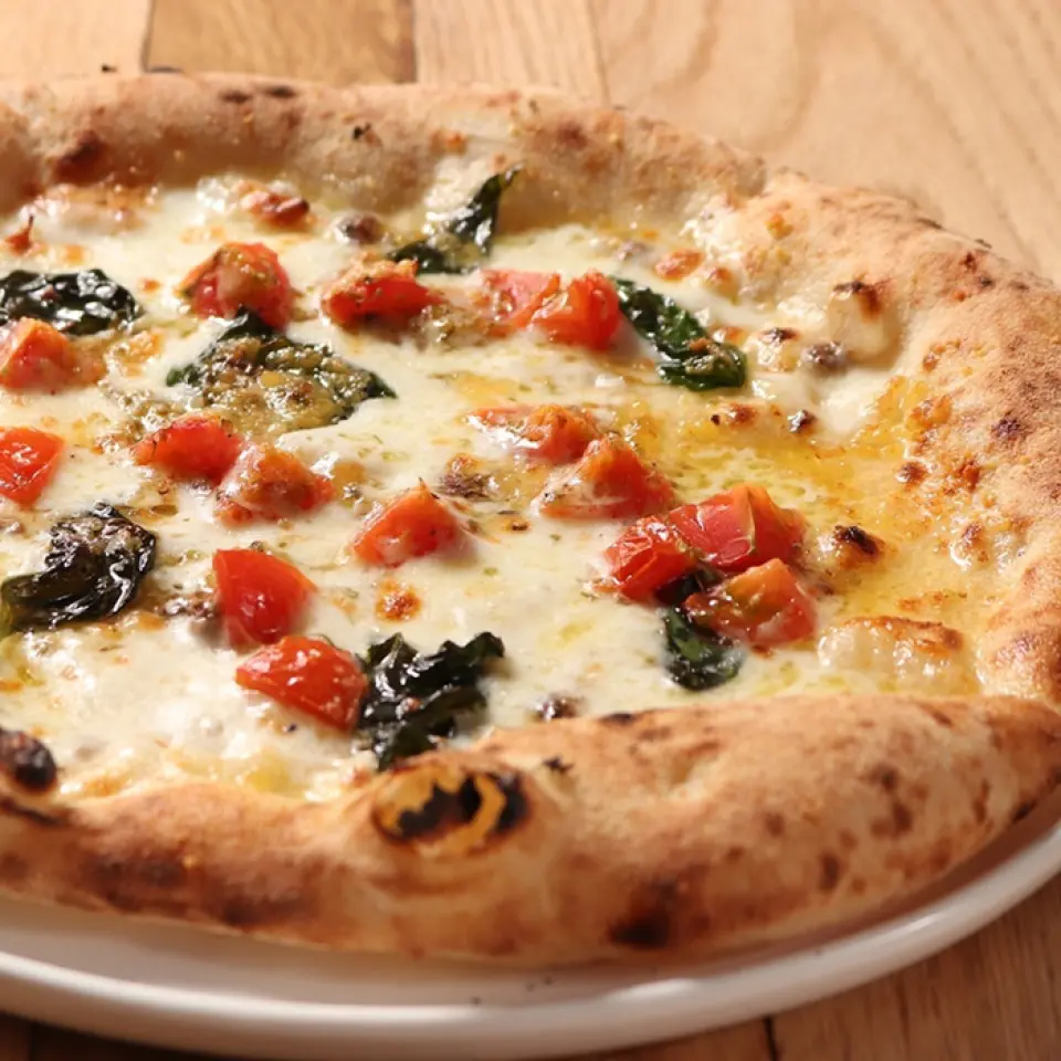 Authentic Neapolitan pizza baked in a wood-fired oven. Heating at high temperatures of over 400℃ with far-infrared rays creates a pizza that is crispy on the outside and chewy on the inside. We recommend the "Margherita D.O.C.", which uses Italian buffalo mozzarella cheese. The sourness of the tomato sauce and the creamy cheese are a perfect match. Please give it a try!