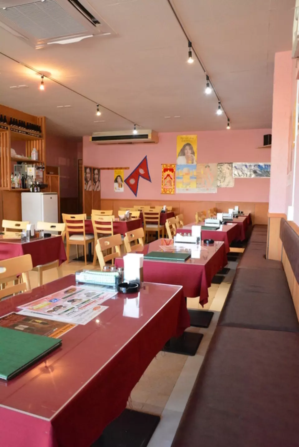 The interior of the restaurant is spacious. Please use it for various situations, from small to large groups.