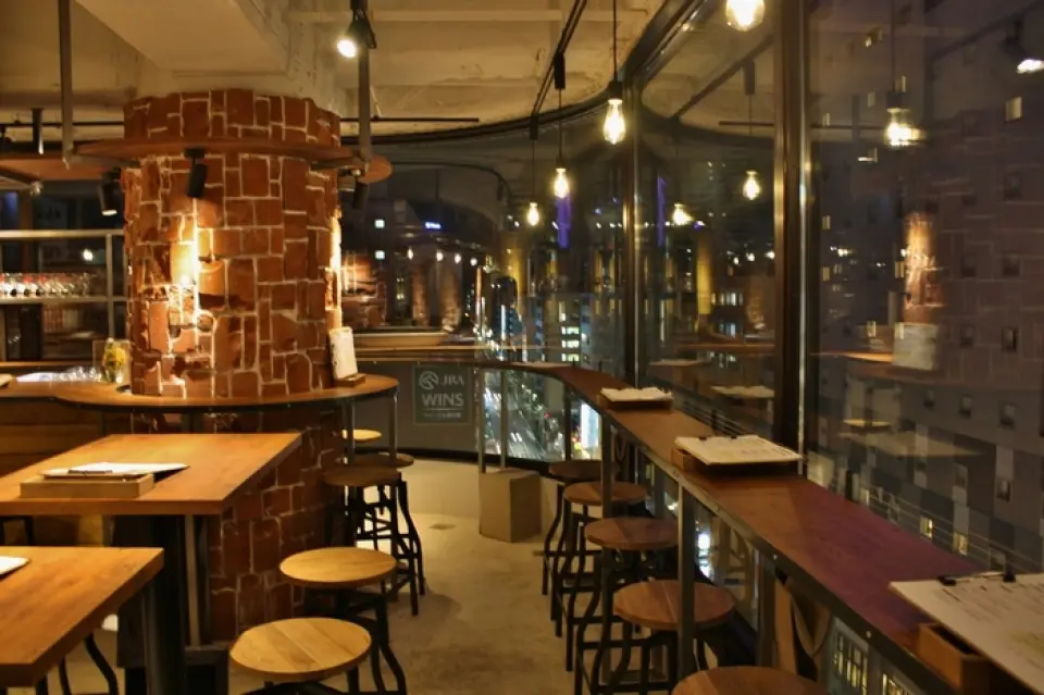 商店的内部是时尚的开放式平面图。听到“酒吧”这个词，有些人可能会觉得有点吓人，但这里空间宽敞，有40个座位，可以轻松、不做作地享受。