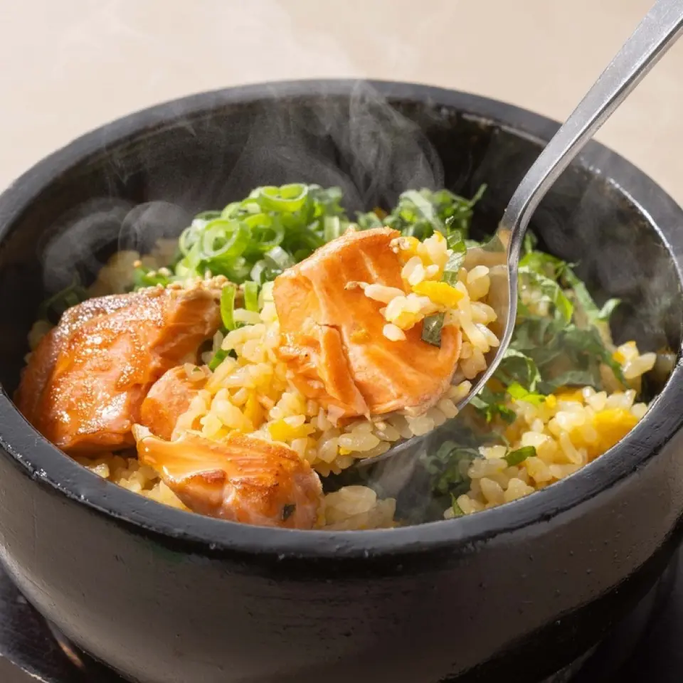 不仅适合饮酒聚会，也适合家庭聚餐和会议。