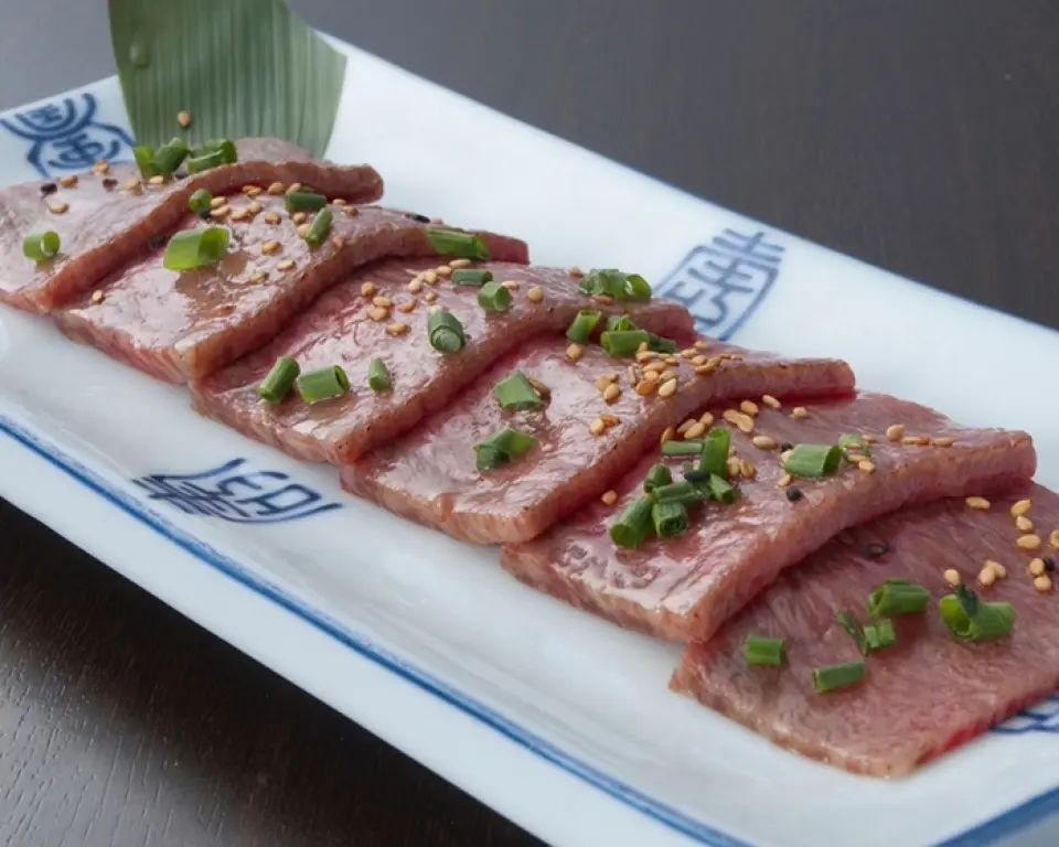 Đây là tuyệt phẩm được chế biến từ thịt bò Yamagata cái hạng A5 được tuyển chọn kỹ càng và rang sơ.