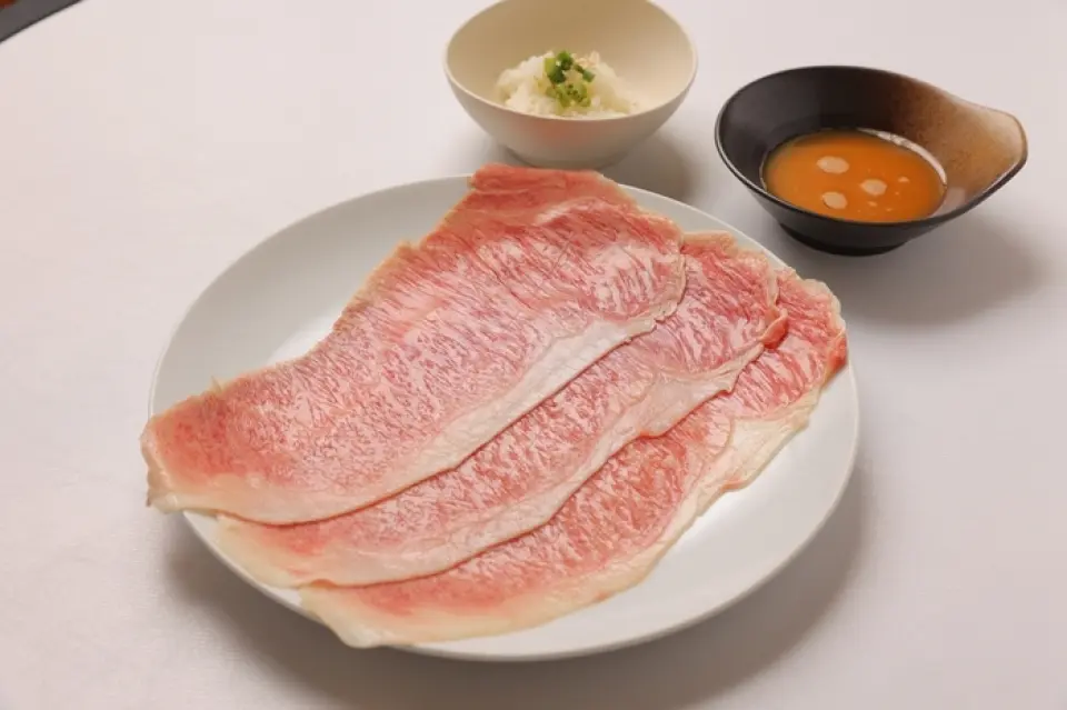 以牛排肉而闻名，是牛肉中品质最高的。这是牛肉中唯一被冠以“先生”称号的部位。它的特点是柔软、甜美的味道和多汁的大理石纹理。搭配大量自制酱汁享用。