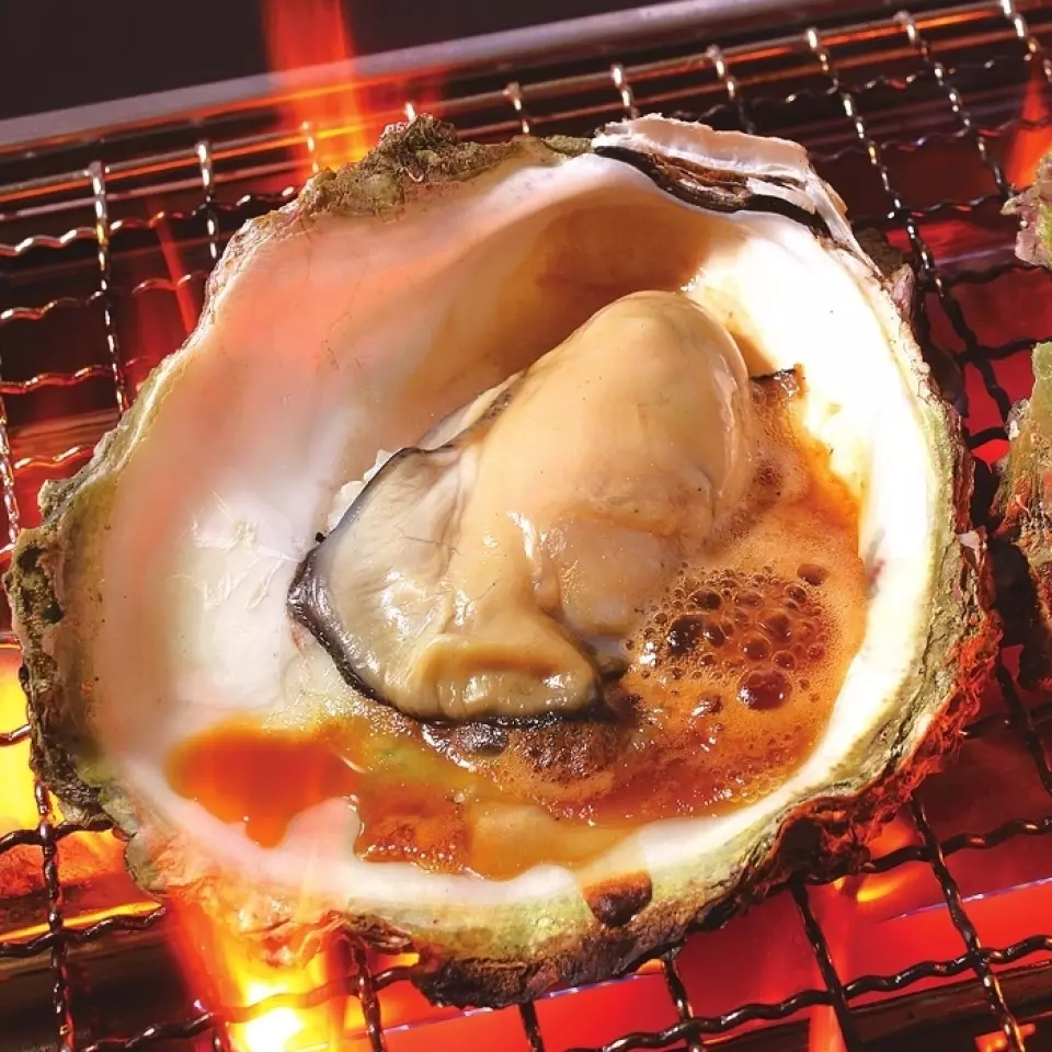 Hamayaki trên bàn trên ngọn lửa trần! Thưởng thức động vật có vỏ tròn trịa, tôm lớn, mực, v.v. trên bàn của bạn! Cuối cùng, thêm một chút nước tương và mùi thơm sẽ lan tỏa cùng một lúc! Thưởng thức hải sản tươi sống tại Ruku! Chúng tôi cũng có thịt ♪