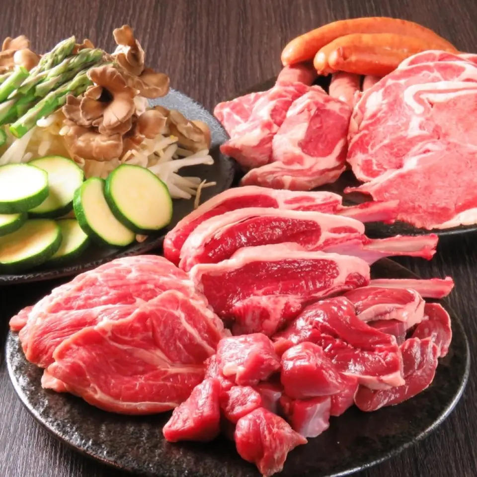 本店的國產羊排以帶骨的肉製成，肉質細嫩多汁，無異味，口感柔軟，入口即化。在本店，您可以品嚐到僅能從一頭牛身上少量獲得的稀有部位肉。羊肉盤是使用切成薄片的羊肉，特別是新鮮的、肥美的羊肉塊製成的菜餚。這道菜口感柔軟、多汁。當您訪問我們的商店時，請嘗試一下。