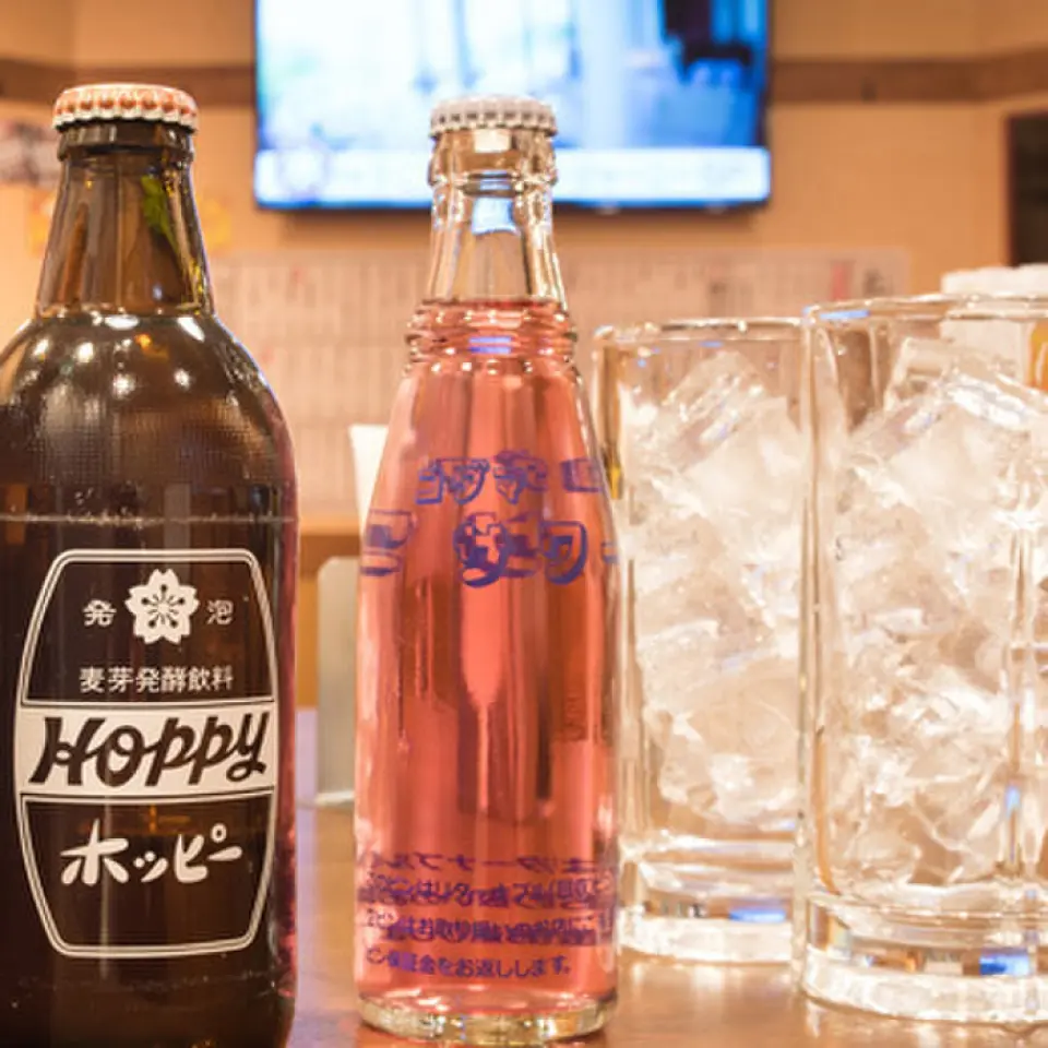 充满怀旧气氛的人气酒吧。您可以单独或与一小群人一起进行！元祖中海300日元、生啤酒500日元、杯装清酒350日元。烤鸡肉串和烤鸡肉串的价格统一为110日元，所有串烧的价格为180日元。您可以一边品尝串烧，一边以合理的价格享用酒精饮料。独自享用一杯小酒、午餐或与亲密的朋友在热闹的酒吧小酌一杯。我们每天都有顾客来。