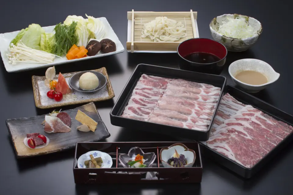 提供使用上等金华猪肉的涮锅套餐！期间限定2小时无限畅饮套餐，优惠1,000日元！ ！ 7000日元→6000日元！