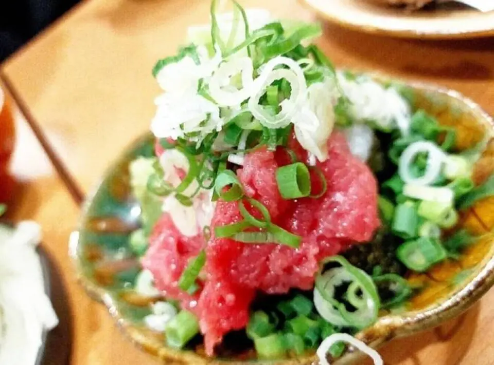 The extremely fresh "raw bluefin tuna" and the "low-temperature cooked beef tongue" prepared with an exquisite cooking method are the restaurant's pride and joy and are very popular as its specialties. The fatty bluefin tuna and fresh green onions go perfectly together. The juicy low-temperature cooked beef tongue is addictive when combined with the special green onion sauce. Enjoy a new taste packed with the owner's particular preferences.