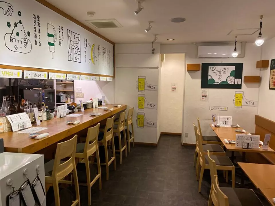 We have both counter seats where you can relax and table seats where you can enjoy a lively time. We have a variety of options to suit your tastes and occasions. You can sit back and relax at the counter seats, or enjoy a relaxed banquet at the table seats. Please feel free to contact us.