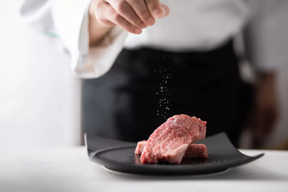 We stock a wide variety of A5-ranked meat, with a juicy flavor that spreads in your mouth the moment you put it in. We carefully select only the freshest ingredients, so customers of all ages, both men and women, can enjoy our meat. One of our strengths is that we are flexible in our response to customer needs, such as providing advice on recommended cooking methods.