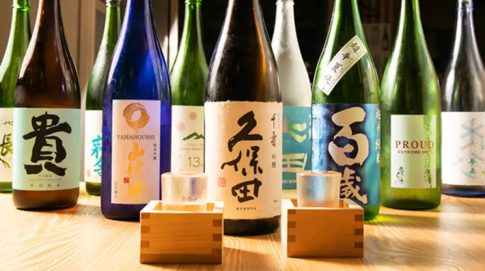 我們精心挑選約20種與我們的特色魚類菜餚相搭配的清酒。售完後，他們會備有不同品牌的產品，因此您每次來都可能會享用不同的杯子。另外還有威士忌、燒酒等多種其他飲品。我們還提供無限暢飲選項，您可以享用包括啤酒在內的約30種飲料！每小時 1,000 日圓的便宜價格，使得 80% 以上的顧客都訂購了這項熱門方案。我們還可以延長您的住宿時間，因此請隨時告知我們！