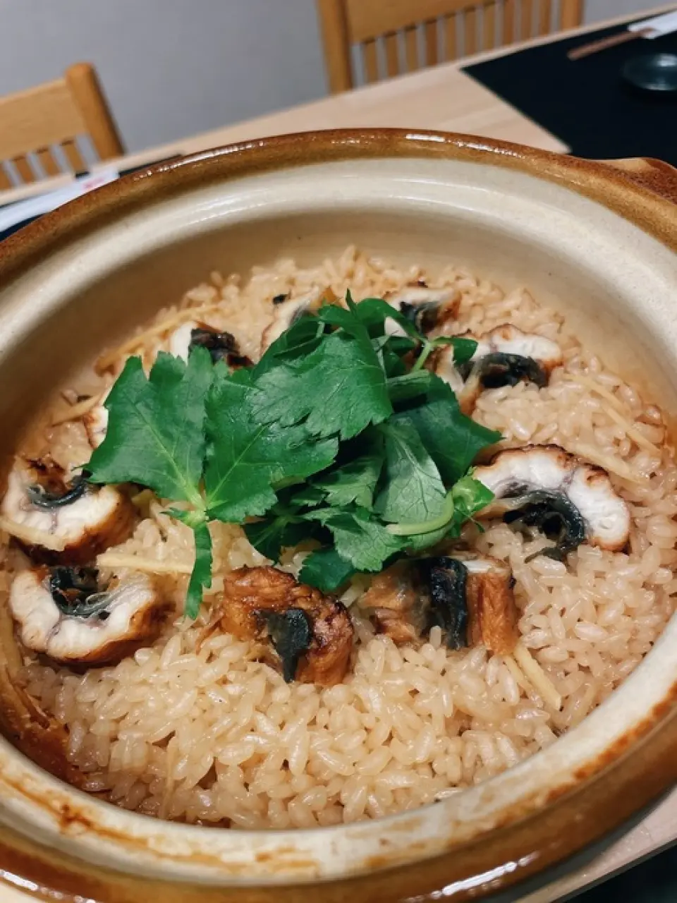 用砂鍋煮的「鰻魚飯」也是一道受歡迎的菜餚！鰻魚配上剛煮熟的米飯，非常適合作為零食或餐點。此外，我們還提供包含3小時無限暢飲的宴會套餐，價格為5,000日圓和6,000日圓。可以輕鬆享受各種「創意料理」的宴會套餐，超值！請選擇最適合您的使用情況的一種。