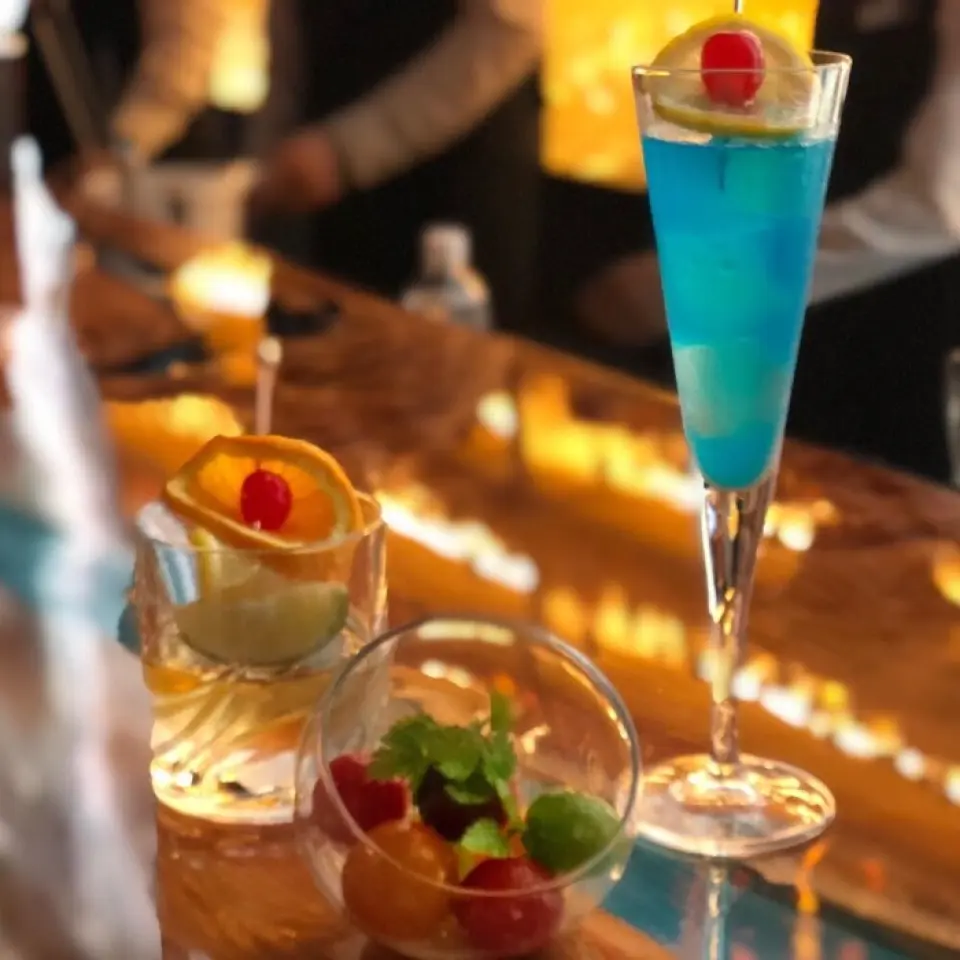 You may find your favorite cocktail at our lively bar counter. Even if you come alone, our bartenders will be happy to serve you, so please feel free to come.