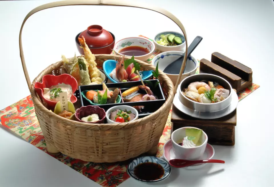 The gorgeously decorated basket of "Okasato Gozen" meals can be enjoyed for a wide range of occasions, including celebrations such as birthday parties, moms' meetings, and girls' nights out.