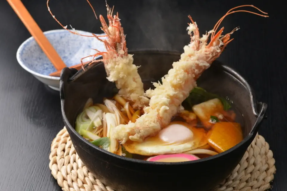 A large iron pot that is enough for two people, with two extra-large shrimp tempura! Chewy udon noodles and a combination of bonito and kelp broth, a rich and fragrant, exquisite broth... We have many repeat customers!