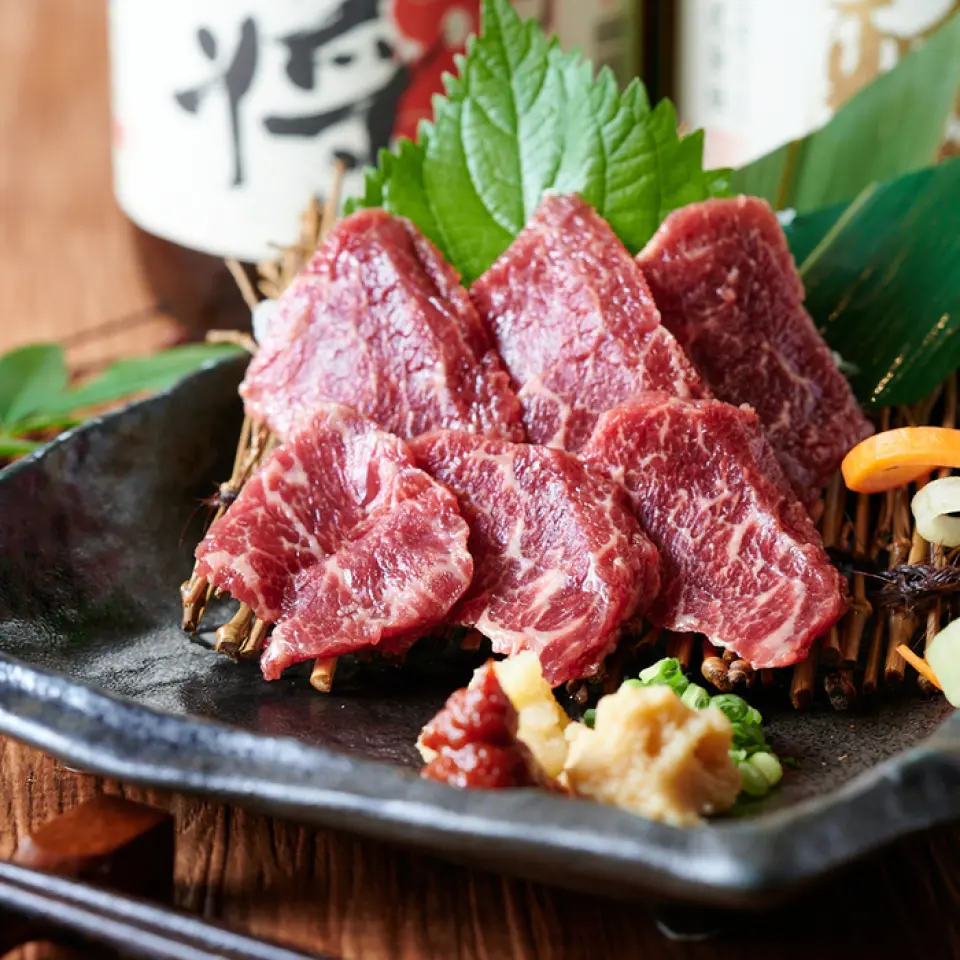 【马肉的魅力】马肉热量低，约为牛肉的三分之一！ ！而且它低脂肪、高蛋白质、富含铁、富含糖原，是名副其实的对现代人身体有益的肉食。请尽情享用我们引以为豪的马肉。