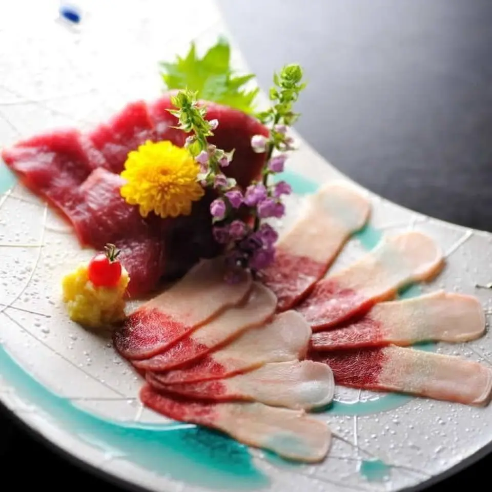 我們提供各種鯨魚菜餚，包括紅肉和生魚片等稀有生魚片，以及懷舊的龍田時代等等！