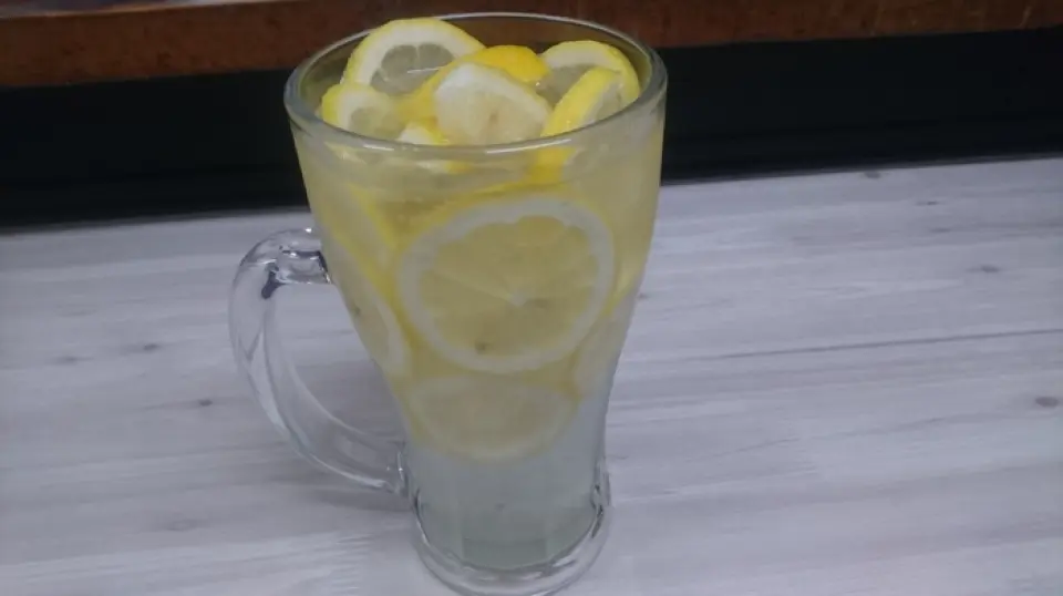 This drink is made with a whole fresh lemon and half a frozen lemon. Enjoy the first drink as is, and from the second drink onwards, crush the lemon.