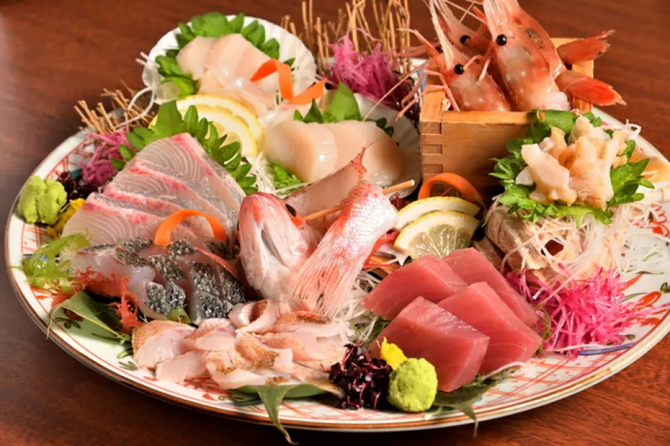 享受青森的當地美食，這裡有來自陸奧灣、日本海和太平洋的新鮮海鮮。使用青森捕獲的鮮魚製成的“生魚片拼盤”，包括“烤味噌扇貝”、比目魚、魷魚、扇貝等，是青森特有的人氣菜餚。盡情享受融合時令食材的創意美食，讓您感受季節的變化。我們會推薦當天的活動，這樣您每次來都可以認識新面孔。