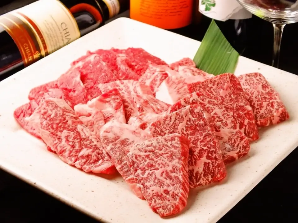 Tại Yakiniku Omiyaen, chúng tôi đặc biệt chú trọng đến nguyên liệu sử dụng, bao gồm thịt bò Kuroge Wagyu được giao trực tiếp từ một nhà bán buôn thịt, để bạn có thể thưởng thức món thịt chất lượng cao cùng những người thân yêu của mình. Món ăn đặc biệt được khuyên dùng tại Omiyaen là "Kalbi đặc biệt và Jotan Shio" ." . Hãy thử một lần★